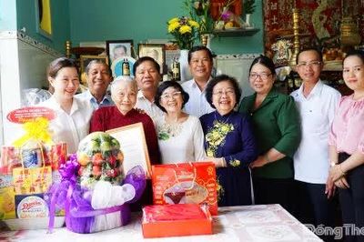 Trao quà, chúc thọ người cao tuổi tại xã Lương Hòa Lạc và Mỹ Tịnh An