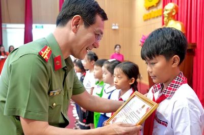 Công an tỉnh Gia Lai tuyên dương con đỡ đầu có thành tích cao trong học tập năm học 2025-2026