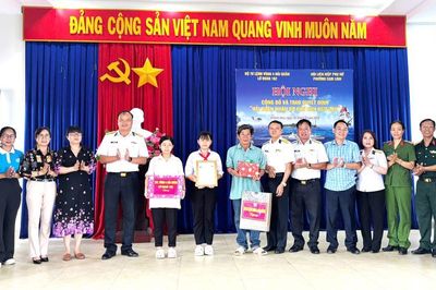 Lữ đoàn 162 nhận đỡ đầu con ngư dân có hoàn cảnh khó khăn