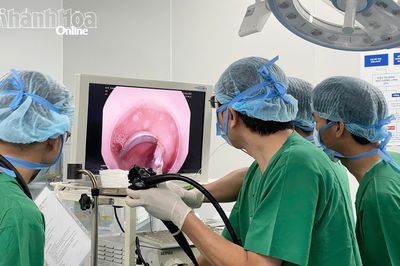 Bệnh viện 22-12 nội soi lấy móc khóa dây đồng hồ tại tá tràng cho bé 3 tuổi