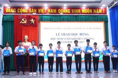 Trao 100 suất học bổng cho học sinh có hoàn cảnh khó khăn xã Vạn Ninh