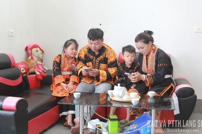 Phụ nữ Mẫu Sơn học kỹ năng số