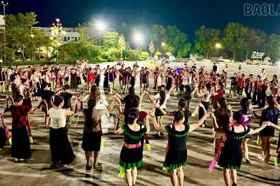 Hơn 200 nghệ nhân, diễn viên phường Nghĩa Lộ tích cực tập luyện cho màn đại xòe