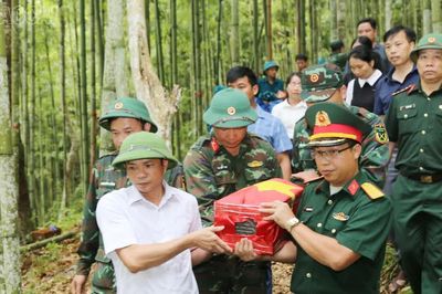 Cất bốc mộ liệt sĩ tại thôn Nậm Pung, xã Mường Hum