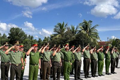 Cụm thi đua số 15, Công an tỉnh Lâm Đồng về nguồn tại Trung ương Cục miền Nam