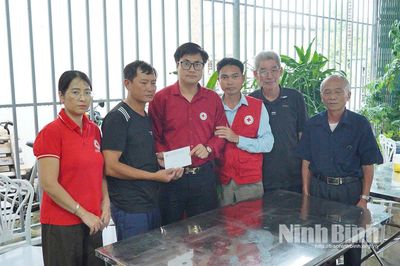 Hội Chữ thập đỏ tỉnh trao hỗ trợ đột xuất cho gia đình hai nạn nhân bị sét đánh tử vong