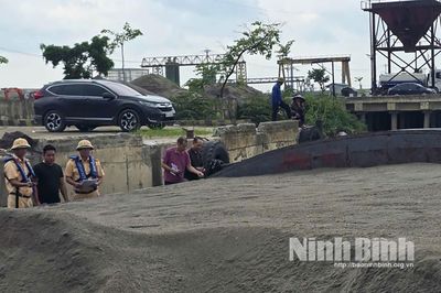 Ninh Bình kiểm tra, phát hiện vụ vận chuyển hơn 700 m3 cát đen không có hóa đơn, chứng từ