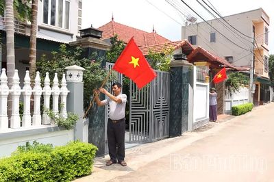 Cờ Tổ quốc trong mỗi nếp nhà