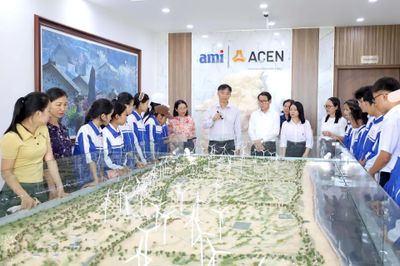 Học sinh trải nghiệm khai thác năng lượng gió