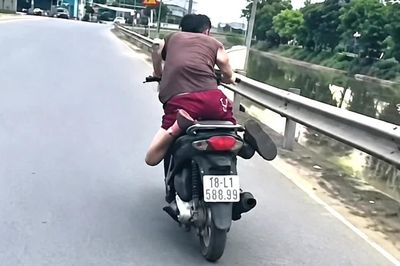 CSGT Ninh Bình xử lý thanh niên không đội mũ bảo hiểm, nằm trên yên điều khiển xe máy