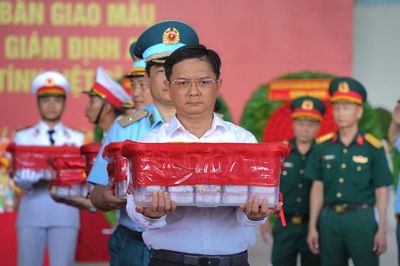 Chuyến bay đặc biệt đưa 7.104 mẫu hài cốt liệt sĩ từ TP.HCM đi Hà Nội giám định ADN