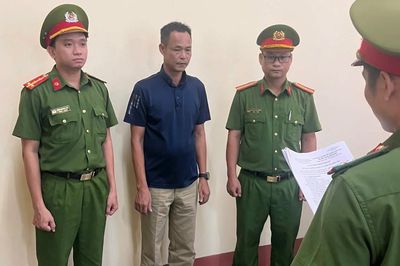 Công an Quảng Ngãi khởi tố hai bị can đổ hơn 1.800 tấn chất thải trái phép
