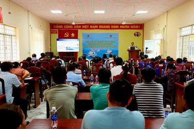 Phổ biến, giáo dục pháp luật cho cán bộ, ngư dân xã Hòa Điền