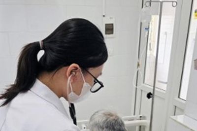 Uống thuốc Paracetamol giảm đau, hạ sốt tùy tiện có thể gây ngộ độc gan