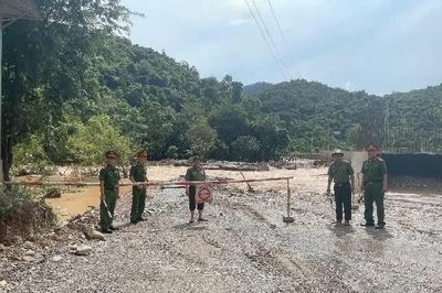 Công an xã bám địa bàn, cắm biển cảnh báo các điểm sạt lở, ngập úng
