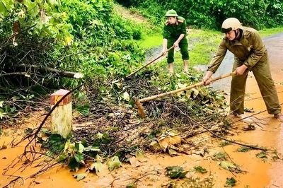 Đi trước một bước giữa những cung đường mưa lũ
