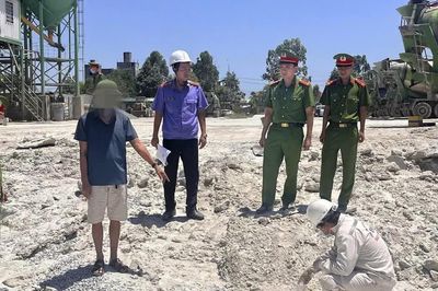 Khởi tố hai bị can về hành vi đổ, thải hơn 1,8 triệu kg chất thải rắn trái quy định