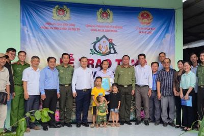 Công an Vĩnh Long trao 'Mái ấm bình yên' cho các hoàn cảnh khó khăn