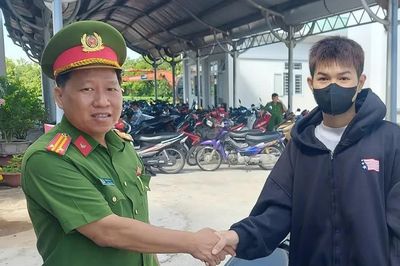 Nam sinh cảm ơn Công an phường phá án nhanh, tìm lại tài sản