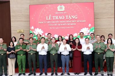 Bộ Công an trao tặng phim tư liệu quý về Chủ tịch Hồ Chí Minh