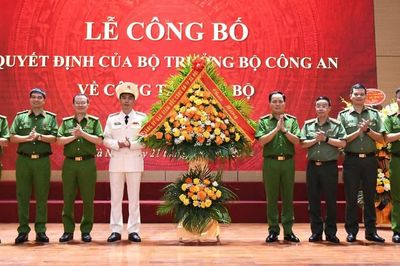Trao quyết định bổ nhiệm Phó Cục trưởng Cục Cảnh sát điều tra tội phạm về ma túy