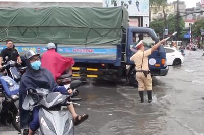 Hà Nội phân luồng giao thông khi mưa lớn gây ngập
