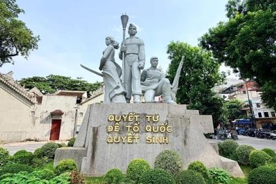 Vì sao Hà Nội di chuyển tượng đài "Quyết tử" bên hồ Hoàn Kiếm?