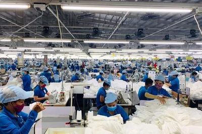 Dệt may Việt Nam giữ đà tăng xuất khẩu, nhưng áp lực thị trường gia tăng