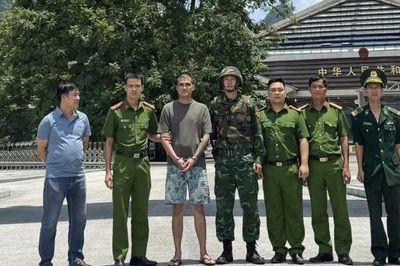 Bắt đối tượng truy nã nguy hiểm về tội cướp tài sản sau 12 năm lẩn trốn ở nước ngoài