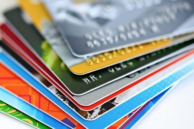 4 loại thẻ có thể sử dụng khi đi nước ngoài, khác nhau thế nào?