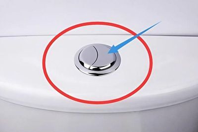 Tại sao trên bồn cầu có 2 nút xả? Bấm nút nào thì tốt hơn?