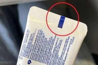 Vì sao tuýp kem đánh răng nào cũng có ký hiệu màu ở đuôi?
