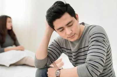 Thầy giáo của con gái là tình cũ của vợ, liên tục tặng quà và kèm riêng: Chồng đòi chuyển lớp, dân mạng tranh cãi