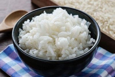 3 thói quen ăn cơm tưởng bình thường nhưng có thể khiến bạn dễ tăng cân, khó kiểm soát đường huyết
