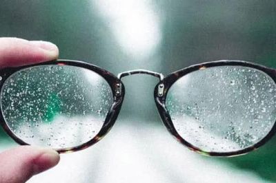 Kính mắt hay bị mờ khi trời mưa, đây là cách xử lý đơn giản mà nhiều người bỏ qua