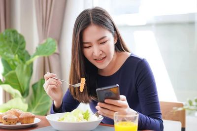 3 thói quen dùng điện thoại cần bỏ để bảo vệ sức khỏe