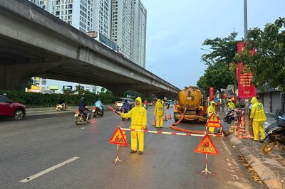 Mưa to tầm tã suốt đêm, Hà Nội không ghi nhận điểm ngập