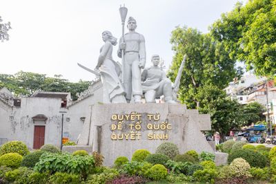 Tượng đài 'Quyết tử để Tổ quốc quyết sinh' bên Hồ Gươm được xây dựng năm nào?