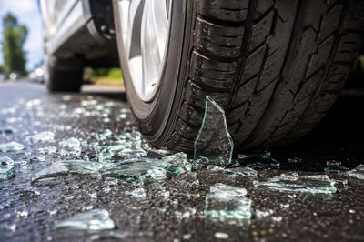Ôtô cán phải mảnh kính vỡ có dễ bị thủng lốp?