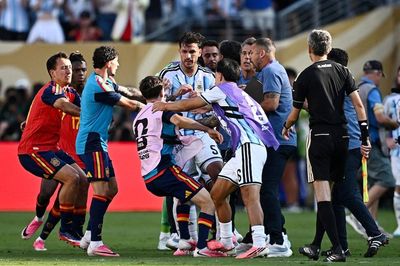 Đồng đội Messi đấm cầu thủ Tây Ban Nha bị FIFA cấm thi đấu 10 trận