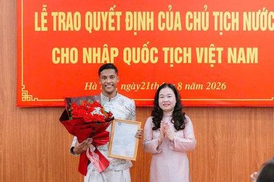 Trao quyết định nhập quốc tịch Việt Nam cho cầu thủ Nguyễn Adou Leygley Minh