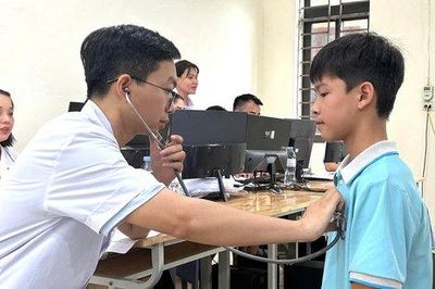 Hàng nghìn học sinh xã Ứng Thiên được khám sức khỏe và tích hợp dữ liệu điện tử