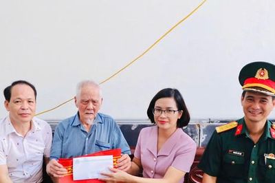 Xã Quang Minh thăm hỏi, tặng quà người có công tiêu biểu trên địa bàn