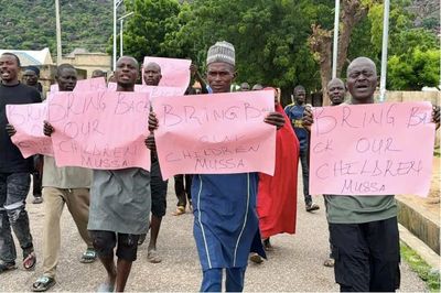 Gần 100 ngày bất an của những gia đình có con bị bắt cóc ở Nigeria