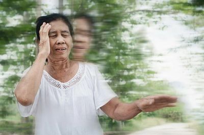 Trời mưa sau nhiều ngày nắng nóng, người cao tuổi dễ chủ quan với 4 thay đổi sức khỏe này