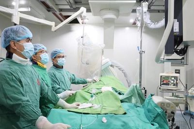 Can thiệp cứu cụ ông mắc 3 bệnh mạch máu nguy hiểm