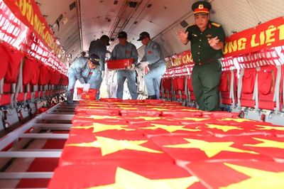 Chuyến bay đặc biệt, nhiệm vụ thiêng liêng đưa mẫu liệt sĩ đi giám định ADN