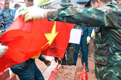 Chiến sĩ Phòng không - Không quân lấy mẫu ADN, tìm lại danh tính liệt sĩ
