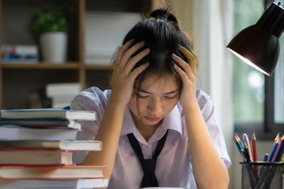 Căng thẳng do học tập, học sinh nên làm gì để vượt qua và khi nào cần tìm kiếm sự giúp đỡ?