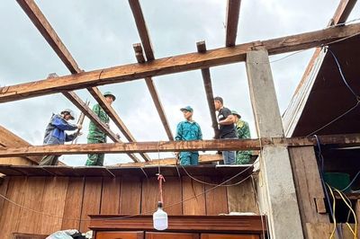 Nhiều nhà dân vùng biên giới bị hư hại sau mưa lớn kèm dông lốc
